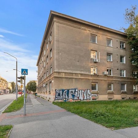 Bratislava Touch 2 Bedroom Apt Bagian luar foto